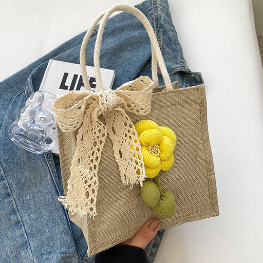 Damen Jute-Handtasche mit floralem Akzent und dekorativem Schleifenband Nord Taschen