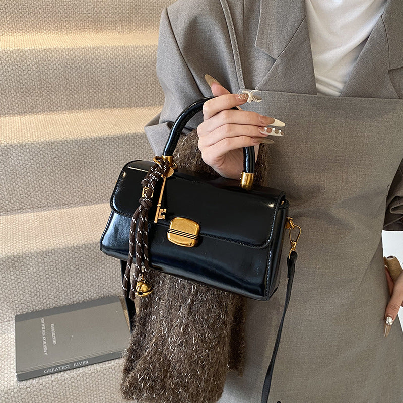 Damen elegante Handtasche mit goldenen Akzenten Nord Taschen