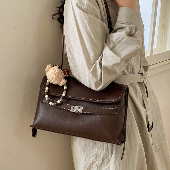 Damen elegante Schultertasche aus hochwertigem Kunstleder mit charmantem Anhänger Nord Taschen