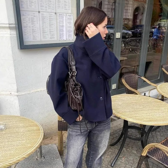 Damen 9800+ kurze boxy‑Wollmix‑Jacke mit hohem Funnelkragen, asymmetrischer Knopfleiste und verstellbaren Manschetten Nord Taschen
