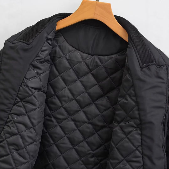 Damen Kurz geschnittene Nylon-Bomberjacke mit glänzender Oberfläche, wattiertem Futter und Metallreißverschluss Nord Taschen