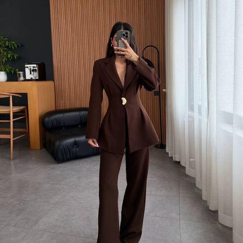 Damen Taillierter Longblazer mit goldener Statement-Schnalle Nord Taschen