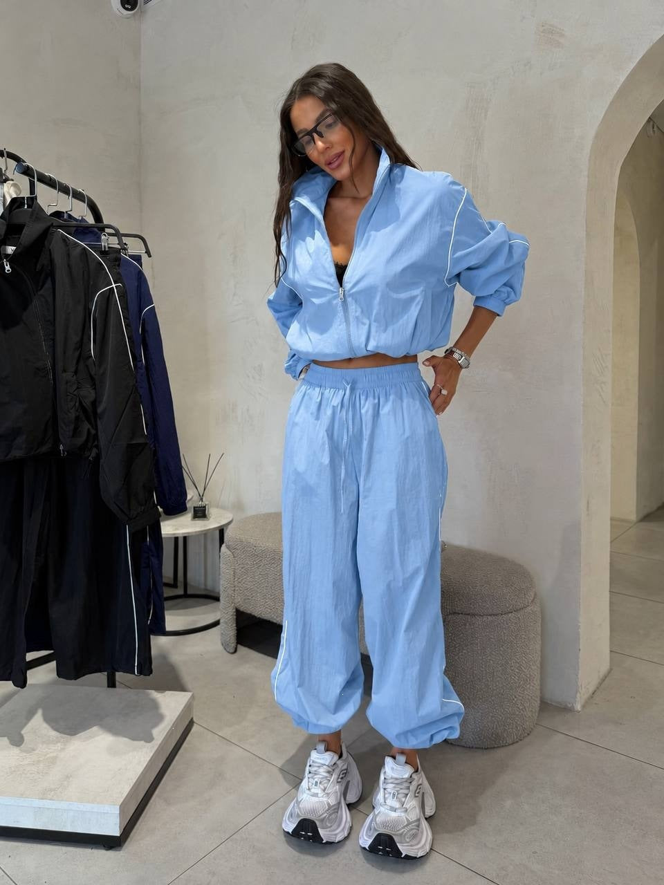 Damen Kurzgeschnittenes Windbreaker-Set mit weiter Trackhose und Kontrastpaspel Nord Taschen