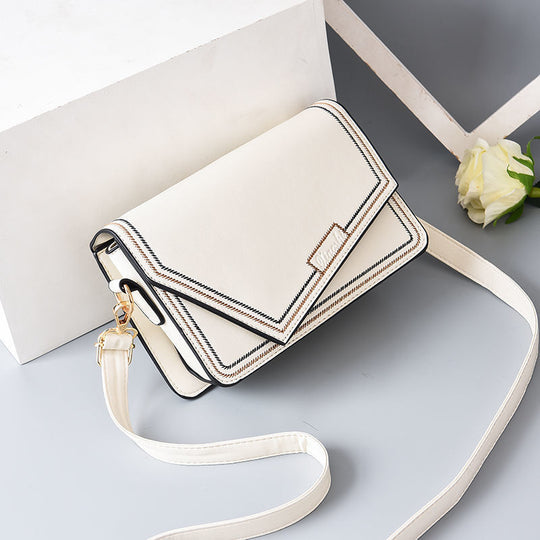 Damen Umhängetasche mit eleganter Klappenoptik und goldener Kette Nord Taschen