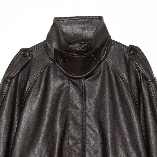 Damen Kurz geschnittene Lederoptik-Blousonjacke mit hohem Funnelkragen, Schulterriegeln und eingearbeiteten Pattentaschen Nord Taschen