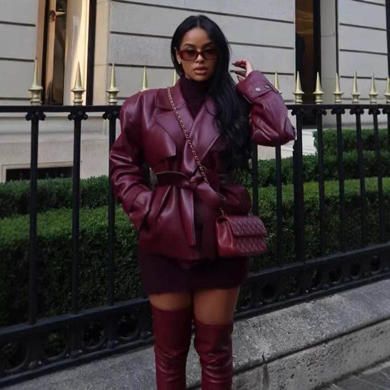 Damen Taillierte kurze Trenchjacke mit Bindegürtel und Cape-Detail aus veganer Lederoptik Nord Taschen
