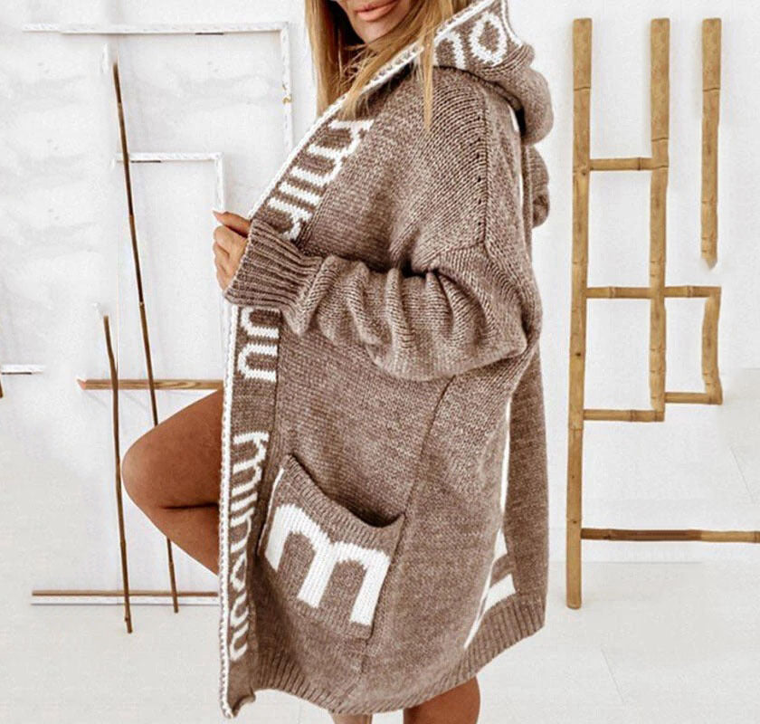 Damen Oversize Strickmantel mit Kapuze, Jacquard-Logo und Eingrifftaschen Drune