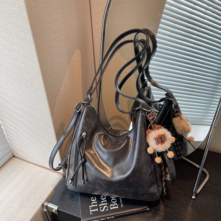 Damen praktische Handtasche mit verspieltem Anhänger Nord Taschen