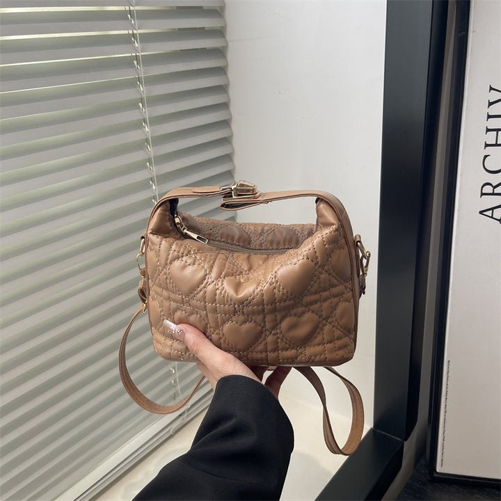 Damen Umhängetasche mit quiltetem Herzdesign und verspieltem Verschluss Nord Taschen