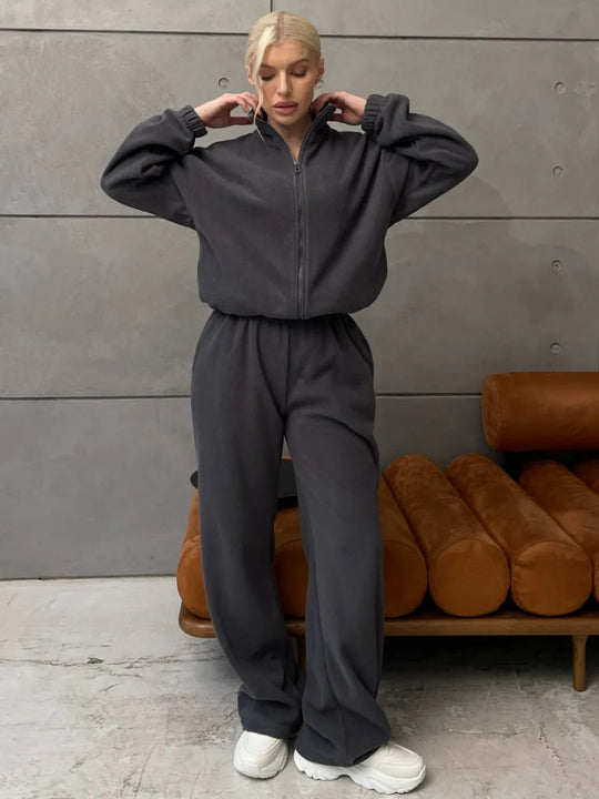 Damen ultrasoftes Microfleece-Set mit kurzer Stehkragen-Zipjacke und weitem High‑Waist Loungehose Nord Taschen