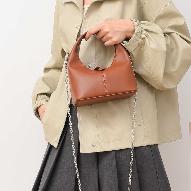 Damen Hobo-Tasche aus hochwertigem Kunstleder mit dekorativem Kettenriemen Nord Taschen