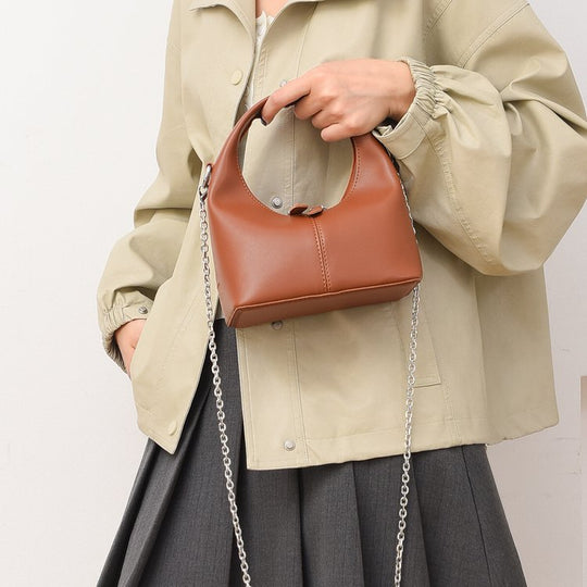 Damen Hobo-Tasche aus hochwertigem Kunstleder mit dekorativem Kettenriemen Nord Taschen
