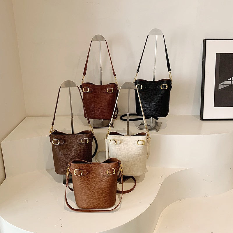 Damen Beuteltasche aus strukturiertem Kunstleder mit goldenen Akzenten Nord Taschen