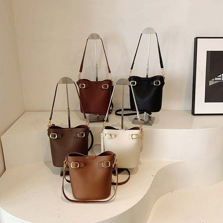 Damen Beuteltasche aus strukturiertem Kunstleder mit goldenen Akzenten Nord Taschen