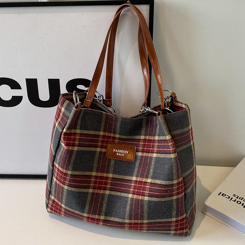 Damen Shopper-Tasche mit kariertem Design und verspieltem Plüschanhänger Nord Taschen