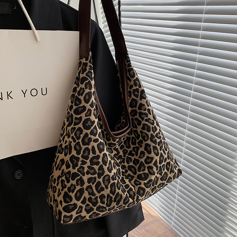 Damen Hobo-Tasche mit attraktivem Leopardenmuster und komfortablem Schultertragegurt Nord Taschen