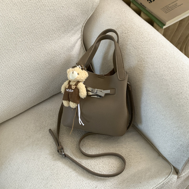 Damen elegante Handtasche mit abnehmbarem Plüschanhänger Nord Taschen