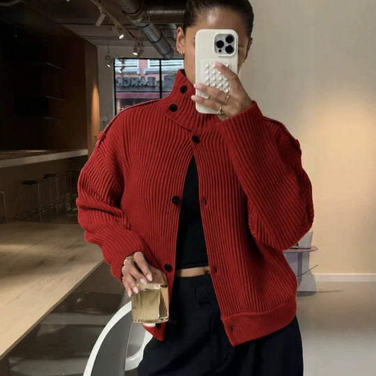 Damen 80+ kurzer Rippstrick‑Cardigan mit hohem Stehkragen und Knopfleiste Nord Taschen