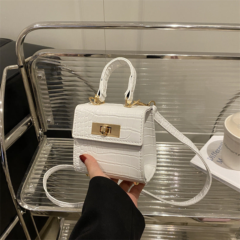 Damen Mini-Tasche mit edler Kroko-Optik und goldenen Akzenten Nord Taschen