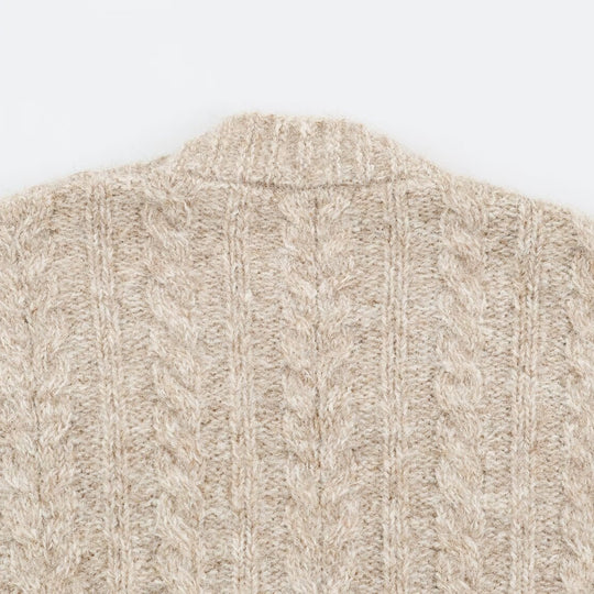 Damen Grobgestrickter Oversize-Cardigan mit Zopfstrick V-Ausschnitt und aufgesetzten Taschen Nord Taschen