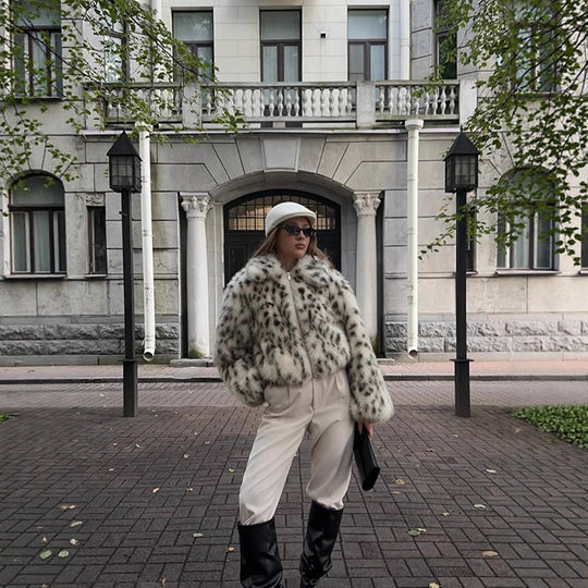 Damen Kurzjacke Bomber aus Kunstfell mit Dalmatiner‑Muster und Stehkragen Nord Taschen