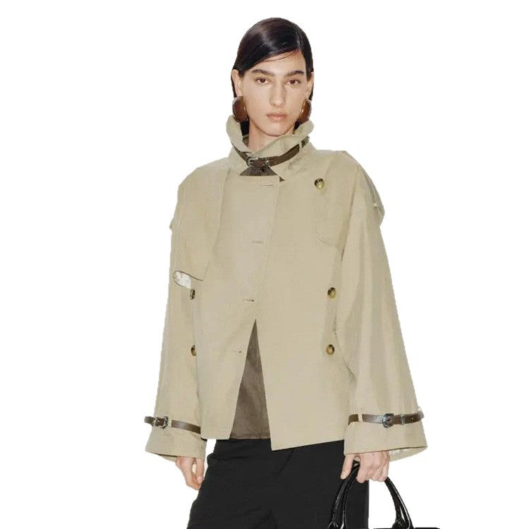 Damen Kurzer Boxy-Trenchcoat mit weitem Revers, Schulterriegeln und verstellbaren Manschetten Nord Taschen