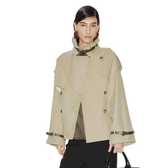 Damen Kurzer Boxy-Trenchcoat mit weitem Revers, Schulterriegeln und verstellbaren Manschetten Nord Taschen