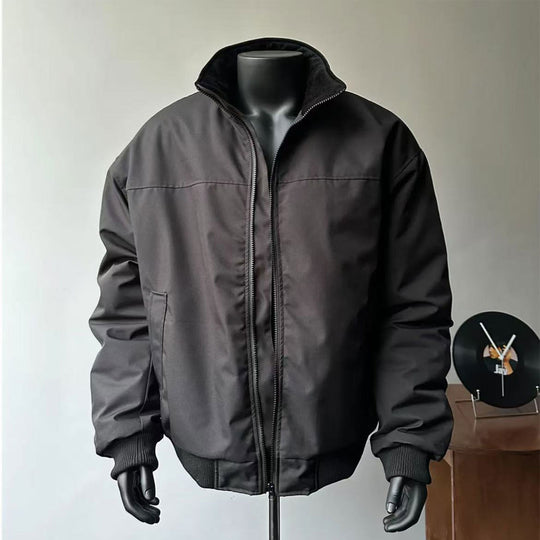 Herren Minimalistische Utility-Zipjacke im Bomberstil mit hohem Kragen und verdeckten Eingriffstaschen Nord Taschen