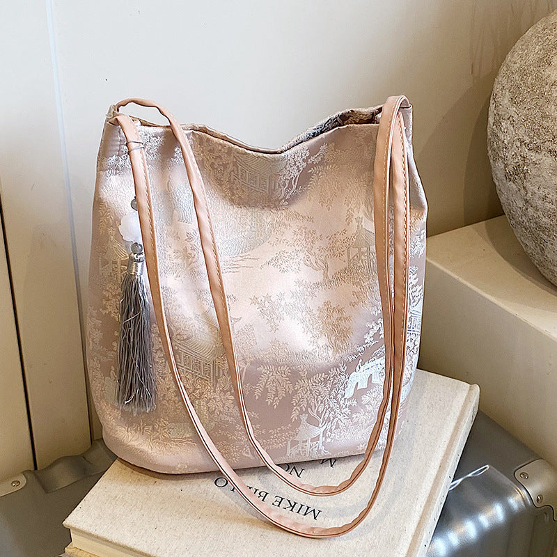 Damen Hobo-Tasche mit elegantem floralem Design und dekorativem Quastenanhänger Nord Taschen