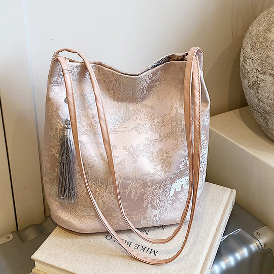 Damen Hobo-Tasche mit elegantem floralem Design und dekorativem Quastenanhänger Nord Taschen