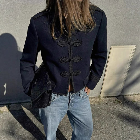 Damen 300+ taillierte Cropped‑Militärblazerjacke mit Stehkragen, Schulterpatten und dekorativen Froschverschlüssen Nord Taschen