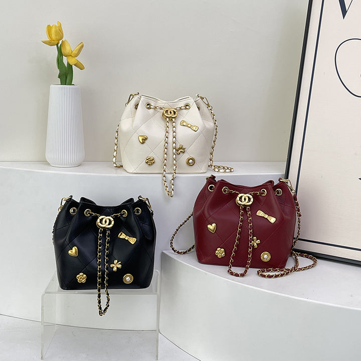 Damen stylische Beuteltasche mit dekorativen Anhängern Nord Taschen