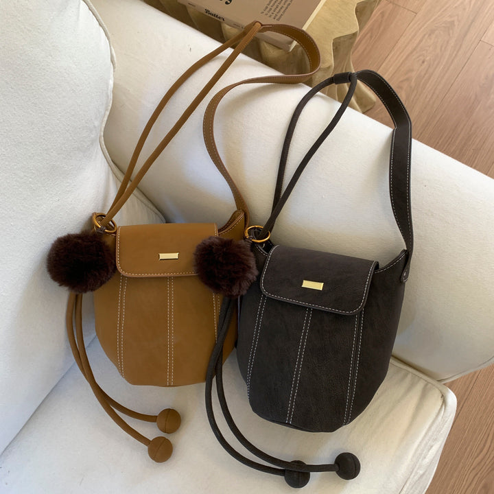 Damen modische Crossbody-Tasche mit flauschigem Anhänger Nord Taschen