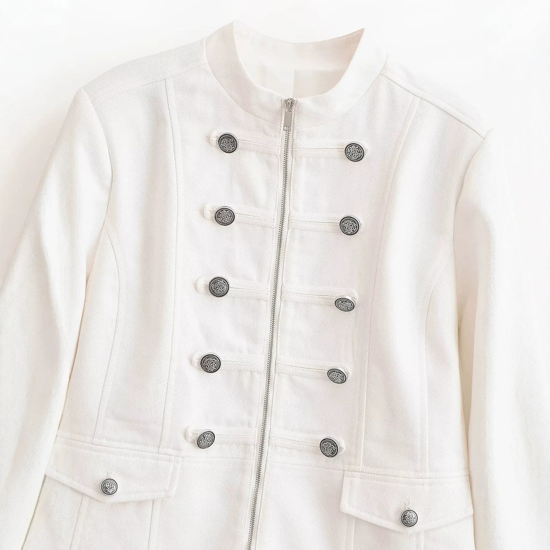 Damen Kurze Uniformjacke mit Stehkragen, Zierriegeln und Metallknopf‑Detail Nord Taschen