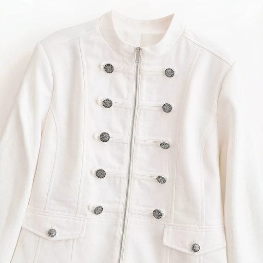 Damen Kurze Uniformjacke mit Stehkragen, Zierriegeln und Metallknopf‑Detail Nord Taschen