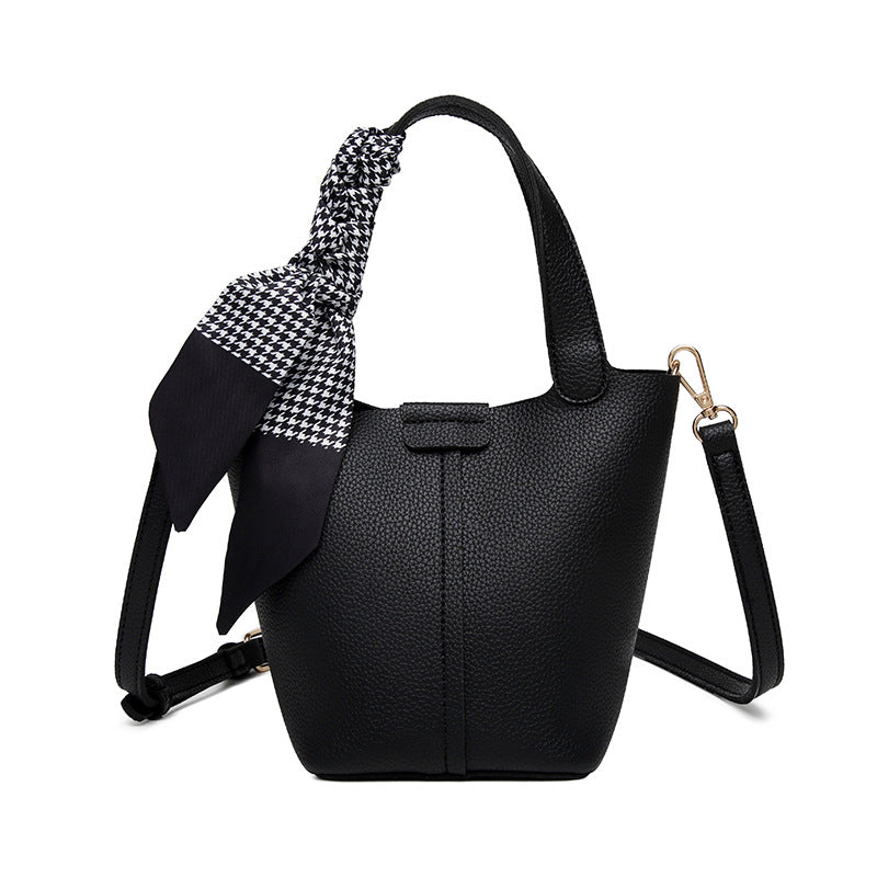 Damen Henkeltasche mit modischem Seidentuch und praktischem Schulterriemen Nord Taschen