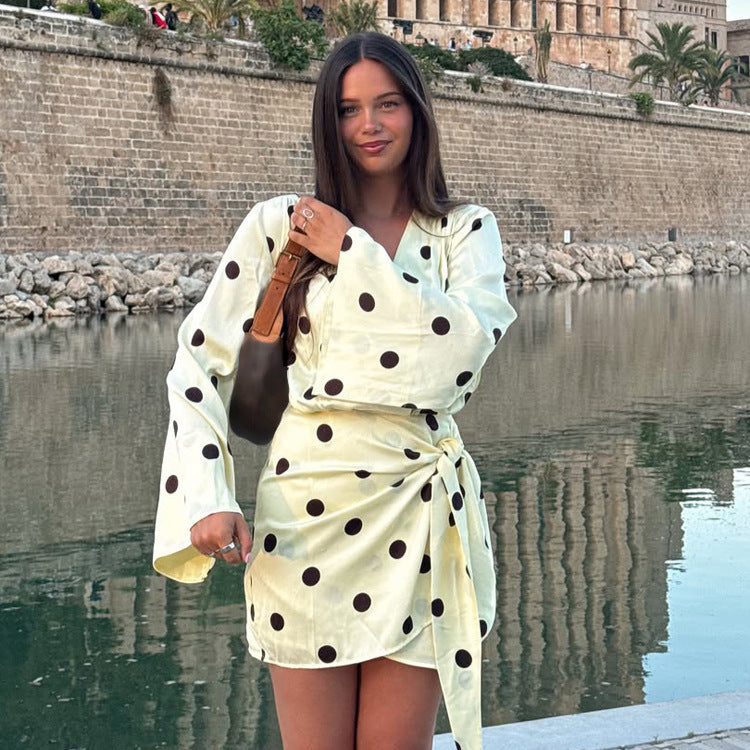 Damen Wickel-Minikleid mit V-Ausschnitt, Glockenärmeln und Polka-Dot-Print Nord Taschen