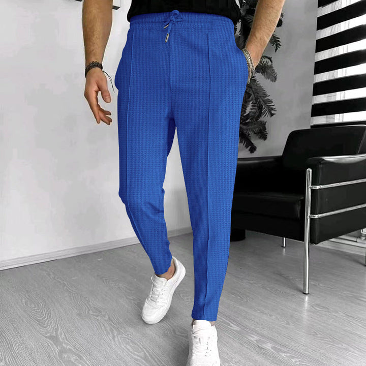 Herren nan schmal zulaufende Jogging-Chino aus strukturierter WNord Taschenqualität mit elastischem Tunnelzugbund und dekorativer Bügelfalte