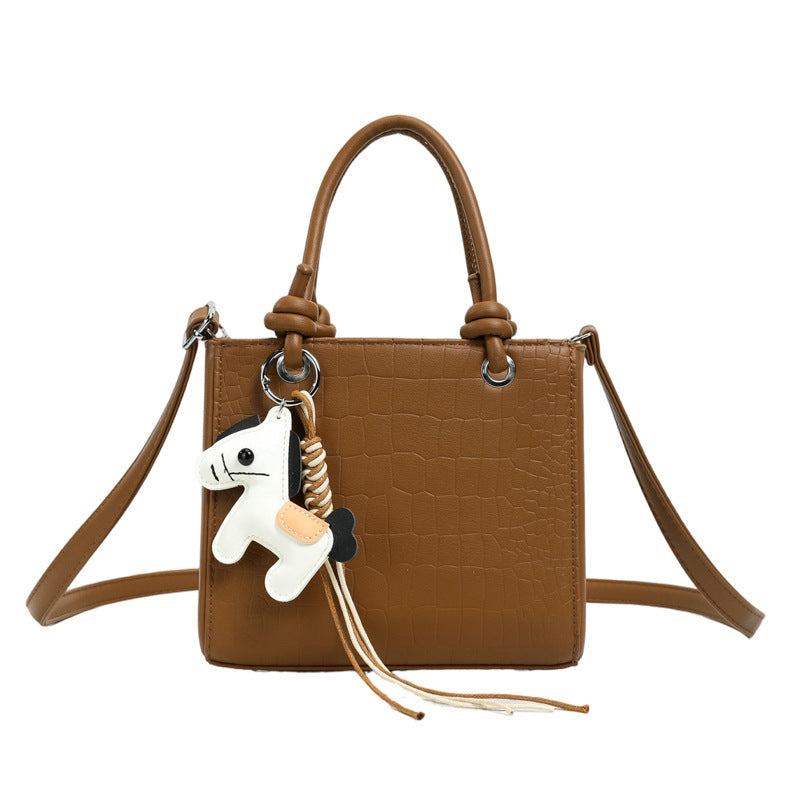 Damen Mini-Tasche mit tierischem Anhänger und modernem Krokodil-Look Nord Taschen