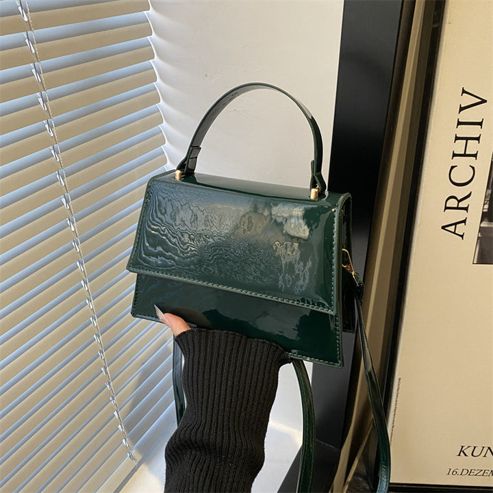 Damen stilvolle Lackleder Handtasche mit elegantem Klappverschluss Nord Taschen