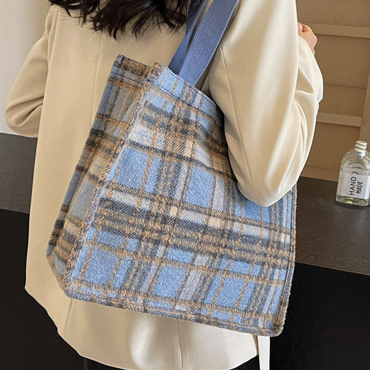 Damen Jute-Shopper Tasche mit stylisierten Karomuster und süßem Plüschanhänger Nord Taschen
