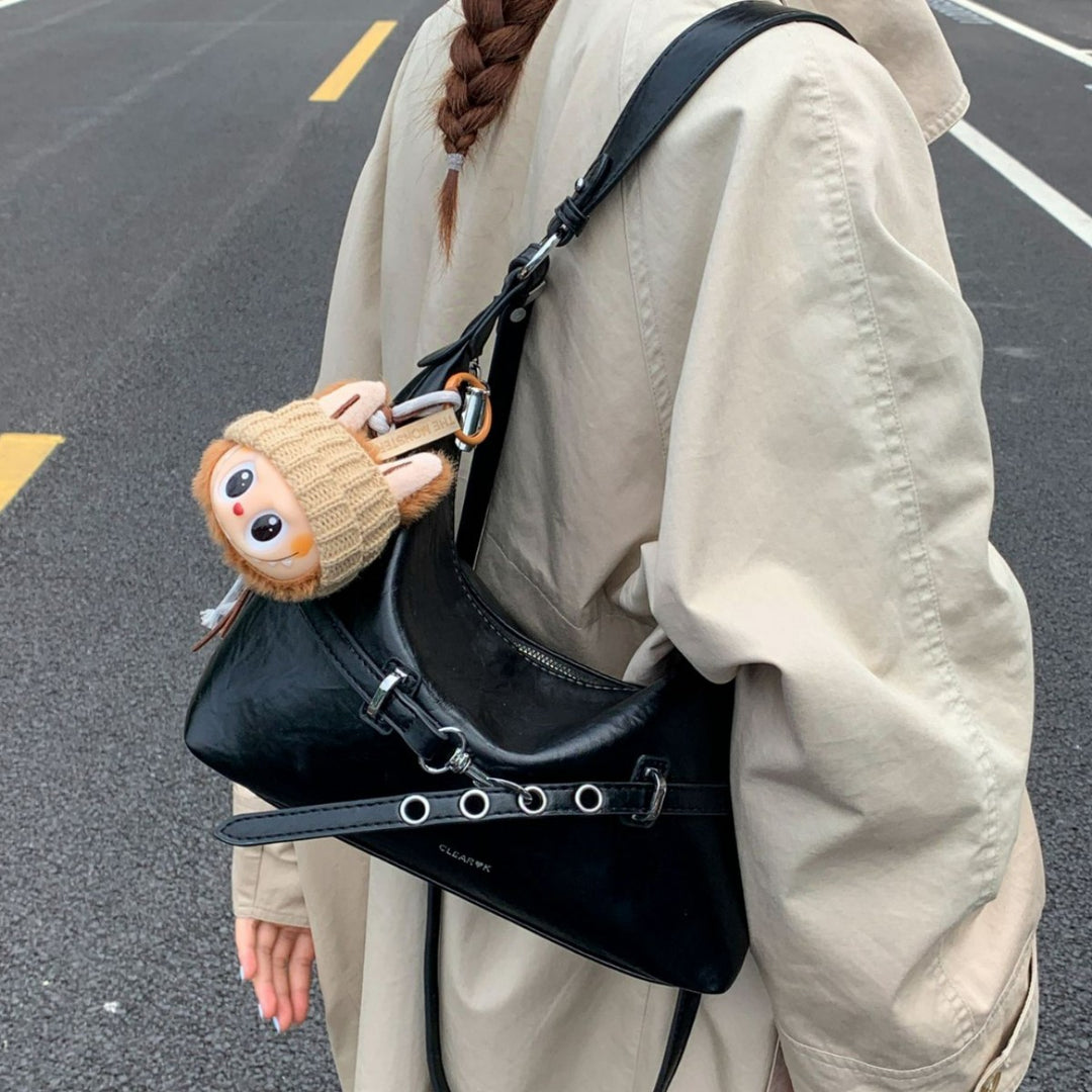 Damen modische Hobo-Tasche aus hochwertigem Kunstleder mit verspieltem Anhänger Nord Taschen
