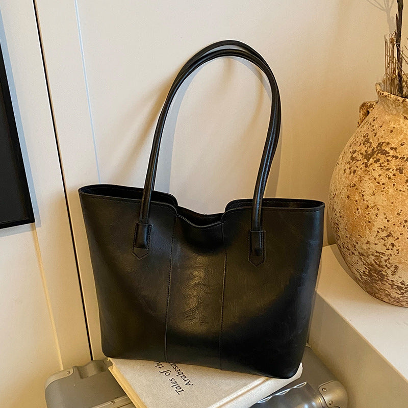 Damen Tasche mit eleganter Struktur und verspieltem Anhänger Nord Taschen