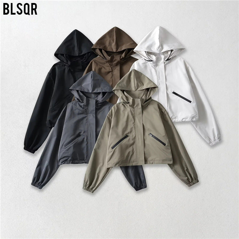 Damen Cropped Regenjacke mit Kapuze, wasserabweisender Tech‑Qualität und schrägen Reißverschlusstaschen Nord Taschen