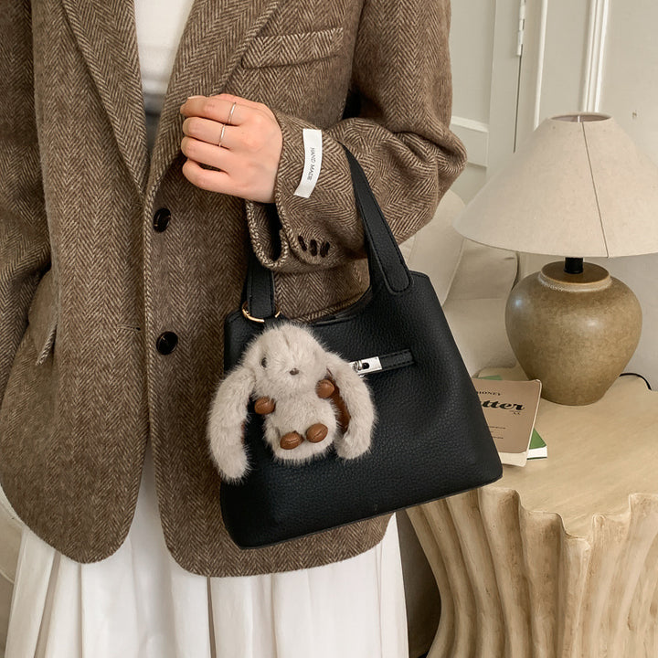 Damen Schultertasche mit charmantem Plüschanhänger Nord Taschen