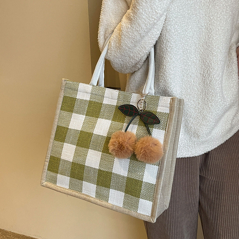 Damen Jute Tragetasche mit stilvollem Karomuster und verspieltem Pompon Nord Taschen