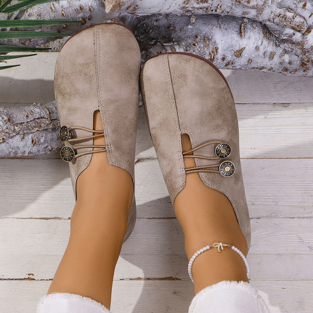 Damen  flache Slipper-Pantoletten aus Wildlederoptik mit elastischer Schnürung und dekorativem Zierknopf Nord Taschen