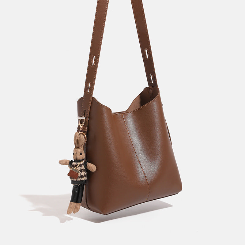 Damen Hobo-Tasche mit modernem Design und verspieltem Anhänger Nord Taschen