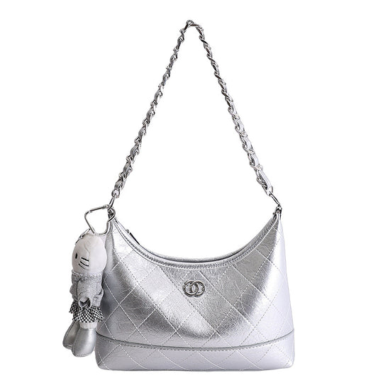 Damen modische Schultertasche mit elegantem Kettenriemen und verspieltem Anhänger Nord Taschen