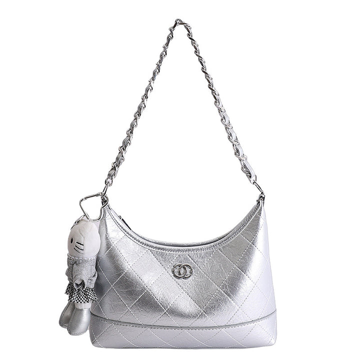 Damen modische Schultertasche mit elegantem Kettenriemen und verspieltem Anhänger Nord Taschen